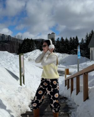 Naomi Yeo Instagram - First time ever in Hokkaido & it’s true what they say … the snow here hits different *ೃ༄🎐❄️🏂🌨️🏔️☃️⋆ ˚｡♡ 

Would you eat ice cream in the freezing cold? 🥶