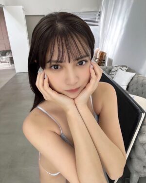 Nashiko Momotsuki Instagram - 3/6(木)発売 #月刊少年チャンピオン の表紙を飾らせて頂きます！

アラサーなのに制服を着ました頑張りました😅

表紙記念にオンラインだけですが発売日の3/6(木)にイベントを開催します！予約は本日20:00~よろしくお願いします☺︎

ec.01familia.co.jp/items/100143960

#桃月なしこ #なしこたそ