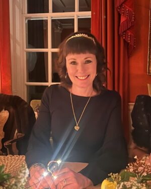 Natalie Imbruglia Instagram - What a magical 50th Birthday and the celebrations have only just begun!! 💃🏽🪩
Thanks for all the love I’ve received from friends and family… and my IG fam!!

Thank you Fi  for hosting the most beautiful girls dinner..!! So much love in the room and I’ve never seen the dining room look so stunning!!! 

Thank you @sashabarrie for mine and Fi’s headpieces … OBSESSED!! and thanks for going all out girls!!!! And big thank you to @bashbites for my deliciously gorgeous cake!! 
 Better get ready for tonight’s shin dig.. it’s gonna be a fun week!!
#50andfeelingfabulous #1975