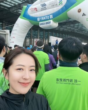 Natalie Tong Instagram - 完成啦
🏃‍♀️🏃‍♀️🏃‍♀️🏃‍♀️🏃‍♀️🏃‍♀️
今日天氣超好
一路跑呼吸暢順冇氣喘
成績比上年快咗11分鐘
我滿意㗎
但教練就覺得可以再快啲囉
😂😂
另外要感謝一班醫護人員
開跑時多人click一click 
無檢查傷勢就一路跑
跑完返嚟先發現自己流血
多謝你哋好溫柔地幫我洗傷口
 🩵🩵🩵
下年再見

#名副其實跑到有血有汗
#NT