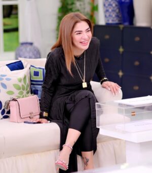 Natasha Ali Instagram - #stylelover  #blacklover #workaholic #lovefriends #lovemywork #sherni photography by @aleybhaidani @maryamnoorofficial @ayazsamoo @alisikanderofficial ❤️💃