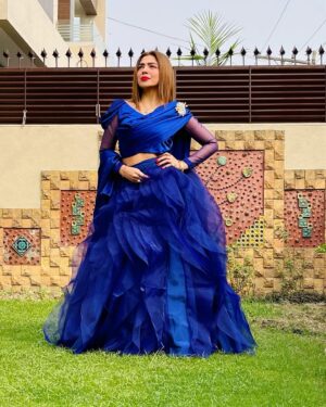 Natasha Ali Instagram - #winterslove #loveblue #besmart #behonest #bepositive  #lovemywork #weddingseason wardrobe by @shumailakhurramsk ❤️