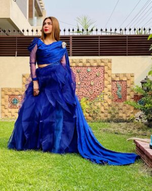 Natasha Ali Instagram - #winterslove #loveblue #besmart #behonest #bepositive  #lovemywork #weddingseason wardrobe by @shumailakhurramsk ❤️