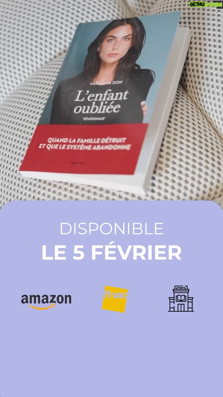 Nathanya Sion - 8.7K Likes - Bon… on y est.

Tout part d’une volonté profonde : mettre sur papier ce que je n’ai jamais réussi à dire aux autres.
Petite déjà, je tenais des journaux intimes où, à mesure que je couchais mes émotions sur le papier, mon cœur s’apaisait.

L’écriture et la lecture m’ont toujours accompagnée—pour m’évader, rêver, comprendre. J’ai même gravé sur ma peau l’image d’une femme tenant un livre, comme un rappel de cette part de moi qui ne m’a jamais quittée.

Les années m’en ont éloignée, presque détournée, jusqu’à ce que le destin—ou Dieu, appelez cela comme vous voulez—me ramène à cette évidence.
Une évidence, c’est aussi ce qu’a été ma rencontre avec @hugopublishing , mais surtout avec Florence et @carole_coatsaliou , mon éditrice et ma co-autrice, avec qui j’ai pu, à travers ce témoignage, livrer des vérités et des blessures restées trop longtemps cachées.

Vous me connaissez à travers la femme que je suis devenue, mais dans ces pages, vous allez découvrir l’enfant oubliée que j’étais… et qu’une part de moi restera toujours.

À tous les autres oubliés,
À ma maman, à qui j’ai toujours rêvé de rendre l’hommage qu’elle mérite,
À tous les survivants…

Voici entre vos mains mon témoignage sur la toxicité familiale, les violences psychologiques et physiques, et la vie en foyer. Faites-en bon usage.

Merci pour votre soutien—ancien ou nouveau, quotidien ou occasionnel, jeune ou plus sage.
J’attends vos retours avec impatience, c’est extrêmement important pour moi.

Avec tout mon amour,
Nathanya

Un immense merci à  @david_mpn pour le professionnalisme, la rapidité et la qualité de la vidéo 🙏