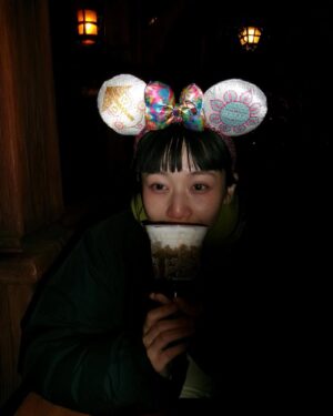 Natsume Mito Instagram - 雪ディズニー🐭🏰🎈☃️
(なぜかわたしの顔の前でドデカ雪が降ってきた笑)
カイロを身体にしたためて参りました！
毎年イベントやるとなつめこさんから届く耳を装着🐭
今回は、世界中〜♪の耳🐭🎀笑
そして目があって、気付いたらレジに持って行ってたプーをぶらさげて楽しみました🍯💛
寒くてもみんなといたからずっと楽しかったyo!🫶
@tanao_official 
@marin_takeuchi 
@ama_ryuki