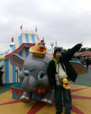 Natsume Mito Instagram - 雪ディズニー🐭🏰🎈☃️
(なぜかわたしの顔の前でドデカ雪が降ってきた笑)
カイロを身体にしたためて参りました！
毎年イベントやるとなつめこさんから届く耳を装着🐭
今回は、世界中〜♪の耳🐭🎀笑
そして目があって、気付いたらレジに持って行ってたプーをぶらさげて楽しみました🍯💛
寒くてもみんなといたからずっと楽しかったyo!🫶
@tanao_official 
@marin_takeuchi 
@ama_ryuki