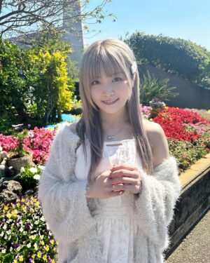 Natsumi Maki Instagram - 本当は沖縄で復帰するつもりでいたけど、間に合わなかった。
結局沖縄には来れたけどさ☀️
中々行く事のできない沖縄で本当は試合したかったし、
ここでしか見れないみんなに戦いを見てほしかった。

みんなの試合見てると、自分だけ立ち止まってる気がして凄くもどかしい気持ちになった。
沖縄は最高な場所だけど、もし試合してたら、このオフ日ももっと最高な気持ちだったんだろうなぁ〜て。

でもそんな私の背中を押してくれるくらい
最高の景色と空気を吸えて、
俄然やる気がでたよ🔥🌺✨

サイン会では、みんな焦らずって言ってくれてほっとした！

横アリも、10周年も近くて、余計に気持ちが焦るけど、一歩ずつ、目の前のことに全力に頑張る！！！
そして私が楽しまなくちゃみんなも楽しくないよねっ💛💛💛

みんなありがとうー！！！
沖縄ありがとう🏝️☀️✨

#なつぽい #natsupoi #stardom