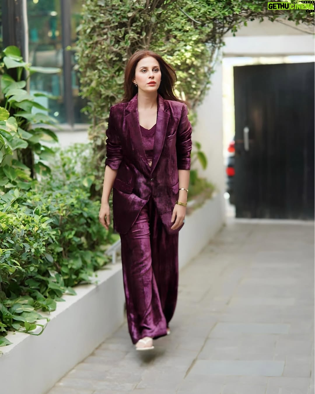 Nausheen Shah - 2.4K Likes - Promotions of #chikkar
@humayunalamgirwomenswear
@nabila_salon
@burhanpal
@dareecheyfilms
@zaheeruddin7
#nausheenshah #chikkar #zareenshah #instagram #suititup