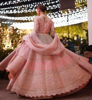 Nausheen Shah Instagram - Thank you @hussainrehar for your love and respect. You never said no to me and I am truly grateful for that.
. . 
@hussainrehar.official 
@nabila_salon 
@alijaverijewelers 
!
!
 
#weddingdress #lahoreweddings #lahorefashion #kpk #pakistan #karachiblogger #karachiites #nausheenshah