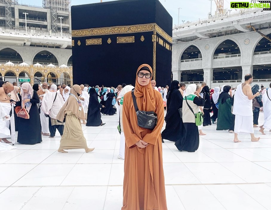 Nausheen Shah - 5.1K Likes - Alhamdulillhahi Rabbil Alamin.
performed my first umrah with my mother.
thank you @rhkabayas for being so helpful.