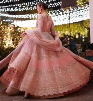 Nausheen Shah Instagram - Thank you @hussainrehar for your love and respect. You never said no to me and I am truly grateful for that.
. . 
@hussainrehar.official 
@nabila_salon 
@alijaverijewelers 
!
!
 
#weddingdress #lahoreweddings #lahorefashion #kpk #pakistan #karachiblogger #karachiites #nausheenshah