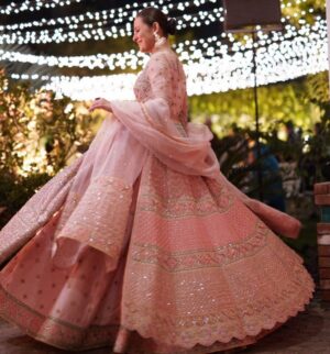 Nausheen Shah Instagram - Thank you @hussainrehar for your love and respect. You never said no to me and I am truly grateful for that.
. . 
@hussainrehar.official 
@nabila_salon 
@alijaverijewelers 
!
!
 
#weddingdress #lahoreweddings #lahorefashion #kpk #pakistan #karachiblogger #karachiites #nausheenshah