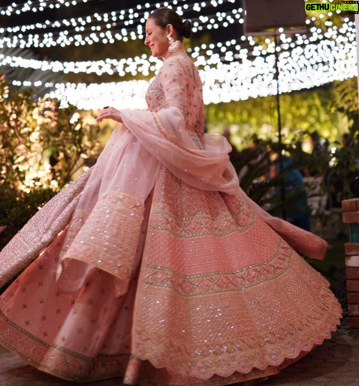 Nausheen Shah - 5K Likes - Thank you @hussainrehar for your love and respect. You never said no to me and I am truly grateful for that.
. .
@hussainrehar.official
@nabila_salon
@alijaverijewelers
!
!
#weddingdress #lahoreweddings #lahorefashion #kpk #pakistan #karachiblogger #karachiites #nausheenshah
