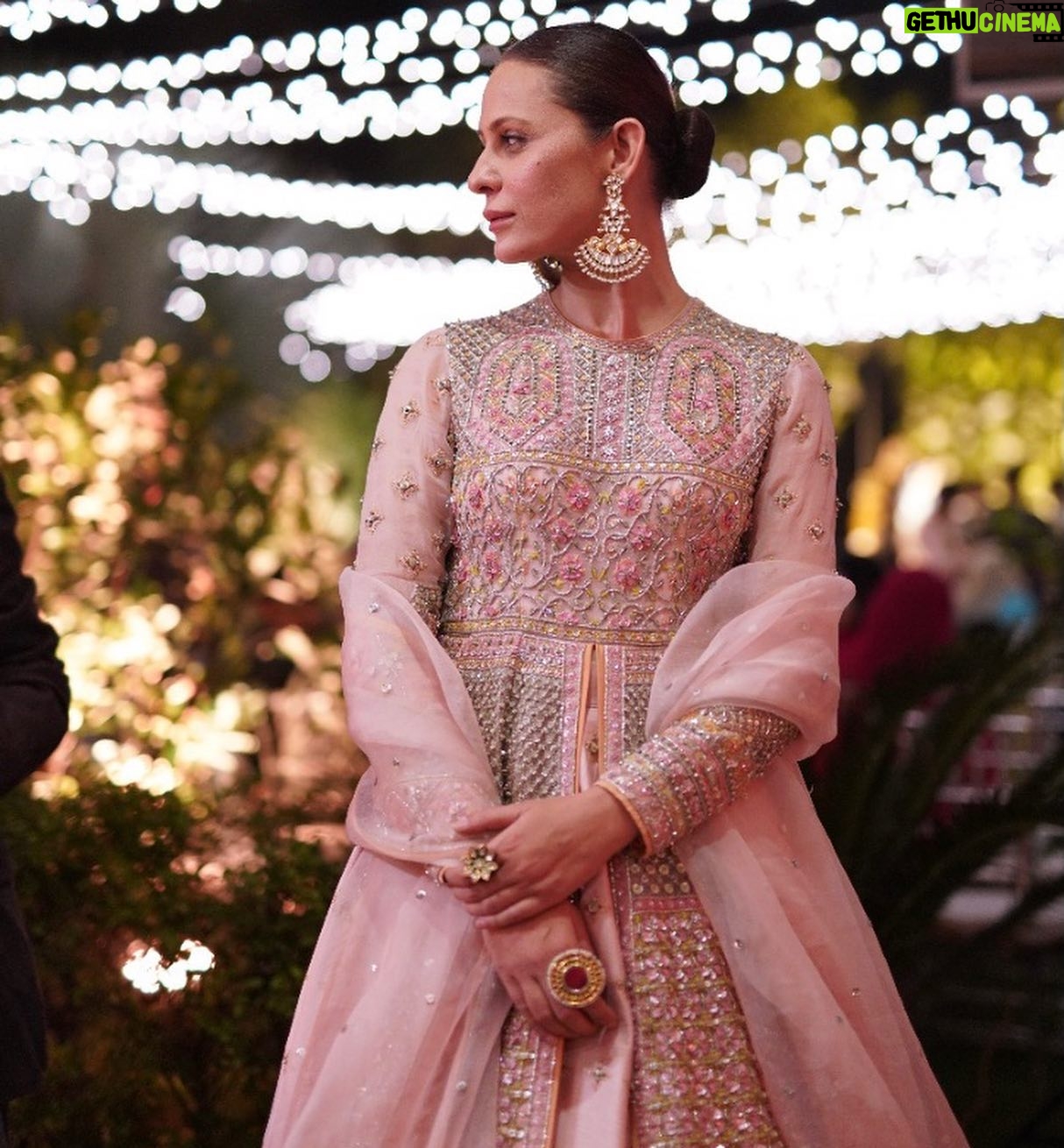 Nausheen Shah - 5K Likes - Thank you @hussainrehar for your love and respect. You never said no to me and I am truly grateful for that.
. .
@hussainrehar.official
@nabila_salon
@alijaverijewelers
!
!
#weddingdress #lahoreweddings #lahorefashion #kpk #pakistan #karachiblogger #karachiites #nausheenshah