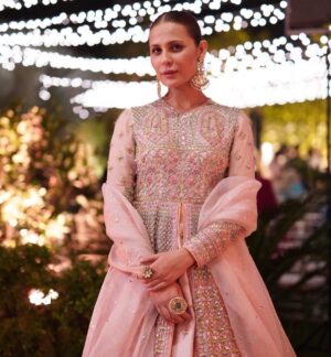 Nausheen Shah Instagram - Thank you @hussainrehar for your love and respect. You never said no to me and I am truly grateful for that.
. . 
@hussainrehar.official 
@nabila_salon 
@alijaverijewelers 
!
!
 
#weddingdress #lahoreweddings #lahorefashion #kpk #pakistan #karachiblogger #karachiites #nausheenshah