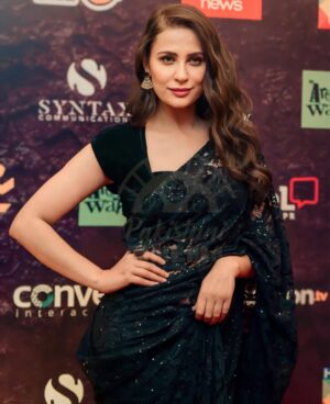 Nausheen Shah Instagram - Lahore premier.
#chikkar 
@dareecheyfilms 
@deepakperwaniofficial 
@nabila_salon