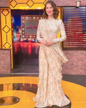 Nausheen Shah Instagram - Being on #mazaqraat has never been an unknown feeling. This was my third time on the show and I had a wonderful time with @vasaych. Vasay you carry the show in such a vibe that your guests are hooked right from the beginning of the show, Kudos to you !
I did however, felt the absence of the legendary Amanullah Sahib on the show this time. We lost two legendary performers, Amanullah Khan and Umer sharif back to back leaving a void in the industry that can never be fulfilled.

@saniamaskatiya 
@iyanajewelrystudio 
#nausheenshah