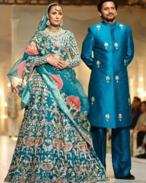 Nausheen Shah Instagram - @thesaleemmairaj it was an honour for me to walk with you. Team “CHIKKAR” would like to Thank all of you for showing us so much love see you in the cinemas 🙏

 @bcwpakistan @humtvpakistanofficial 
@nabila_salon 
 @alixeeshantheaterstudio 

#chikkar #promotion #nausheenshah #saleemmaraj #lahore !!!!