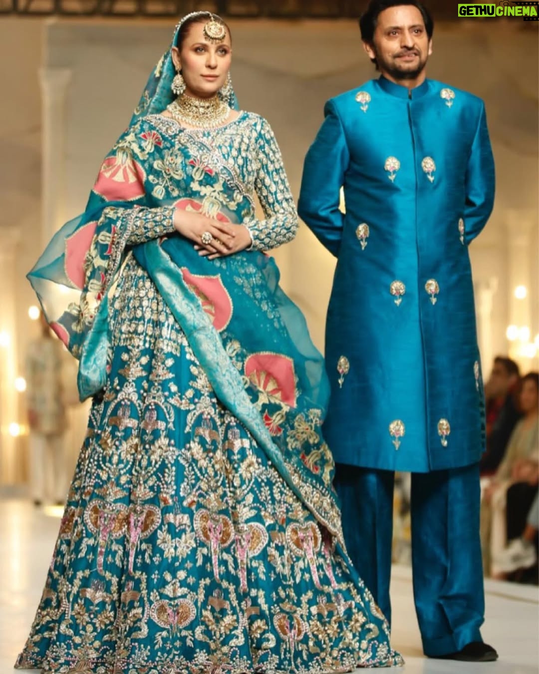 Nausheen Shah - 2.9K Likes - @thesaleemmairaj it was an honour for me to walk with you. Team “CHIKKAR” would like to Thank all of you for showing us so much love see you in the cinemas 🙏
@bcwpakistan @humtvpakistanofficial
@nabila_salon
@alixeeshantheaterstudio
#chikkar #promotion #nausheenshah #saleemmaraj #lahore !!!!