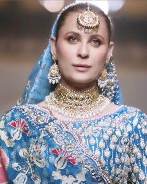 Nausheen Shah Instagram - @thesaleemmairaj it was an honour for me to walk with you. Team “CHIKKAR” would like to Thank all of you for showing us so much love see you in the cinemas 🙏

 @bcwpakistan @humtvpakistanofficial 
@nabila_salon 
 @alixeeshantheaterstudio 

#chikkar #promotion #nausheenshah #saleemmaraj #lahore !!!!