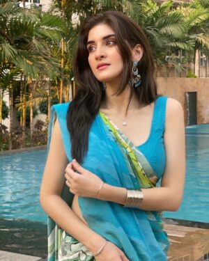 Navika Kotia Instagram - 💙💚💛
Saree by @navyasabyliva