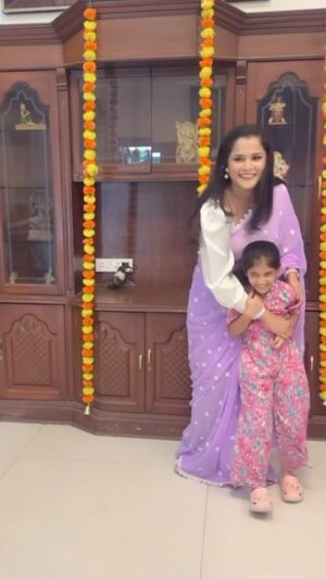 Navya Rao Instagram - Godari gattu with this cute chilaka💖

#bloopers 

#reels#trendingreels #reelitfeelit #trending #instagram #telugu #telugutrending #telugusongs #sankranthikivasthunam #godarigattumedharamasilakaveyy❤️ #bloopers