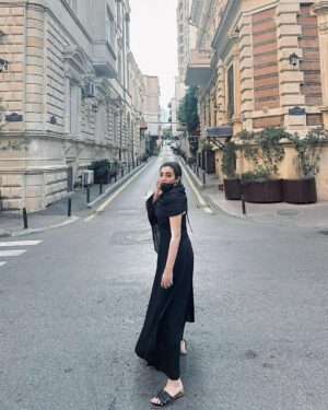 Nawal Saeed Instagram - All good until someone puts nazar on your hand 😂🩹

Slides @shopelegancia x