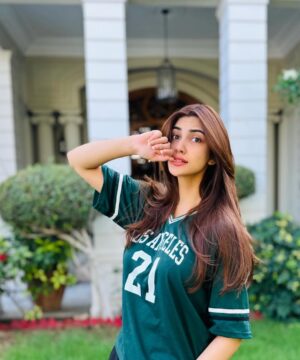 Nazish Jahangir Instagram - Chop chop ✂️💇‍♀️
PS:  Barish ho rahi hai ??? 

@nadiakhan_hairstylist 😘
@thekrisalyswomen 

#nazishjahangir #hair #green