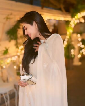 Nazish Jahangir Instagram - Channeling my inner param Sundri 🫠💫

#nazishjahangir #white #blessed #noevileyesplease #march