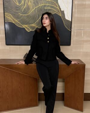 Nazish Jahangir Instagram - Not heartless, just using my HEART less 🖤

#nazishjahangir #black #winter #life #otd