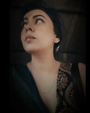 Neha Sargam Instagram - Romanticizing auto rickshaw ride in a saree! 🫠 🫠
bass kya! 🙃