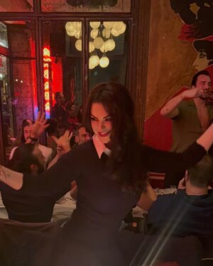 Nez Instagram - Evet mutluyum 
Evet umutluyum 
Evet geçtiğimiz yılda olduğum yerde değilim 
Evet çok şeyler katıyorum kendime 
Evet kolay değil çok çalışıyorum 
Evet canımı acıtan şeylerde oluyor 
Evet aileme düşkün bir kadınım 
Evet çok fazla hedeflerim var yolun daha yarısındayım 
Evet zaman zaman ağlıyorum 
Evet yüzümde daha fazla çizgilerim var 
Evet daha az yiyip daha fazla spor yapıyorum 
Evet mesleğimde 26 yılım tabi ki ektiklerimi biçiyorum 
Evet eskisi gibi değilim olması gerektiği an gibiyim 

Tatlı arada bir acılı 46 yıl geçmiş 
Evet artık hayat çok daha anlamlı ve dolu dolu yaşamak lazım. Sevdiklerimiz ile eksilmeden nice yıllara 🤍  @hulyazici_  @katipmehmet
