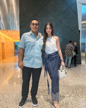 Nia Ramadhani Instagram - Hari batik nasional di Kantor.. lanjut dinner tapi anak anak udah ga pake batik🙄🙄❤️❤️
