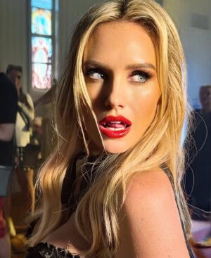 Nicky Whelan Instagram - Filming something very cool with legend Director @lav_bodnaruk #moviemaking 🇦🇺🎬🫶🏼