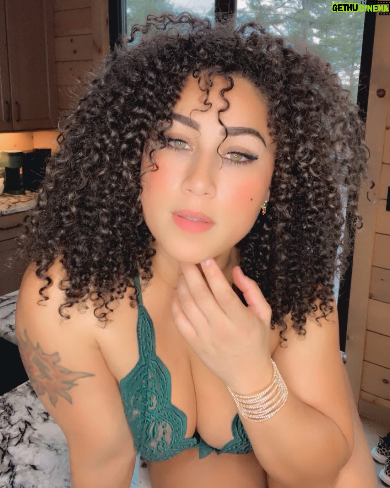 Nicole Alexander - 34.5K Likes - 🖤🥰 #Happy #Valentines #Day 🥀