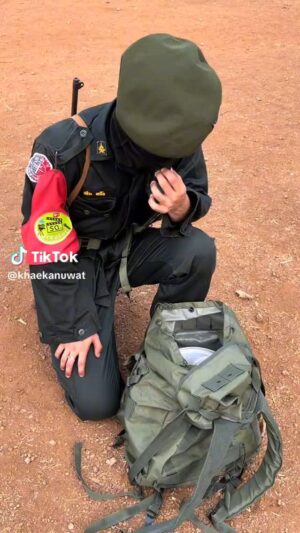 Nicole Theriault Instagram - Ants!! #มดขึ้นหมูปิ้ง #อดเลย #เขาชนไก่ #รด #militarytraining #tigger @tiggerachira gnest @gmmgrammy