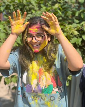 Nidhi Narwal Instagram - Slide 1,2,3 : behen ke saath kheli holi
Slide 4,5,6 : bhai ke saath kheli holi

Hope you all had a happy holi 💕✨