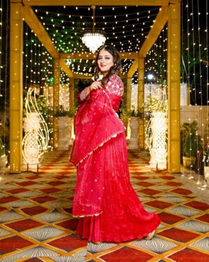 Nidhi Uttam Instagram - As the crescent moon shines, may your heart glow with faith and kindness. Ramzaan Mubarak! 🌙💖 
#ramzaan #prayers #gratitude 
Outfit : @shreeaaryaofficial ✨