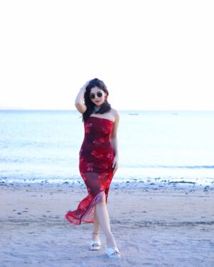 Niharika Chouksey Instagram - 🌊♥️

#niharikachouksey #swipe