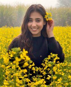Actress Nikeet Dhillon HD Photos and Wallpapers March 2025