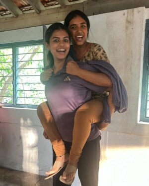 Nikhila Sankar Instagram - BTS from the sets of #suzhal2 🤍🫂

Some beautiful memories that I have been holding back from posting for the last 1 year and I'm overwhelmed as the time has now come to show the world all these beautiful moments which I'll always cherish throughout my life.. 
Beautiful friendships. New work experience with @wallwatcherfilms 
My stunt double ⏩ 
Loved watching @manjimamohan , Our Nagamma on screen and in person! 🫂🤍 

Thank you so much for making me a part of this. I'll always and always he grateful 🙏 🤍

@pushkar.gayatri @primevideoin @wallwatcherfilms
@kathir_l @aishwaryarajessh 
@brammaofficial @sarjun_km @samcsmusic 
@lal_director @actorsaravanan @manjimamohan @gourigkofficial @samyukthaviswanathan @monisha.blessy @rinibot  @shri__sha
@abhiramibose @nikhila_sankar_ @kalaivanibhaskar
@officially_ashwini @chandiniofficial @moulistic
@abrahamjoseph001 @editorrichardkevin.a 
@arunvenjaramoodu00 @gowthamselvarajoffl @guha812 @srikrish_choreographer @subhaskaar
@okvijay @dineshsubbarayan @dhilipsubbarayan @cinema_scopes @kanishprabhu @chakkaravarthy_n @anand.ramachandran11 #Prabhakaran @anthony.daasan @kapilkapilanmusic  @singer_diwakar @viveka_lyricist