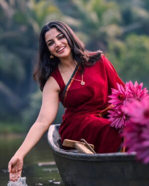 Nikhila Vimal Instagram - Happy 365♥️
@circles_0f_confusion