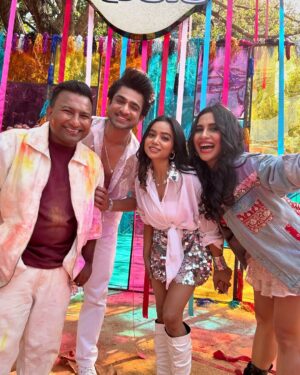 Nikhita Gandhi Instagram - Happy Holi!!!!!!!! ♥️💛💚💙💜

#holi #holihai #happyholi #buranamanoholihai #holiyameinuderegulal #festivalofcolours