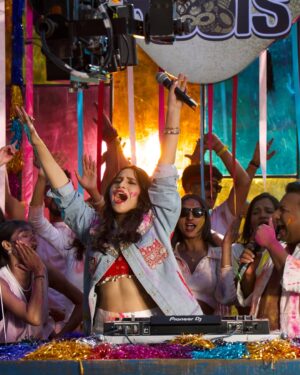 Nikhita Gandhi Instagram - Happy Holi!!!!!!!! ♥️💛💚💙💜

#holi #holihai #happyholi #buranamanoholihai #holiyameinuderegulal #festivalofcolours