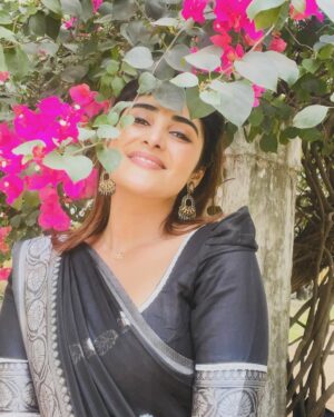 Nimeshika Radhakrishnan Instagram - 🖤🖤💫💫💎💎
.
.
.