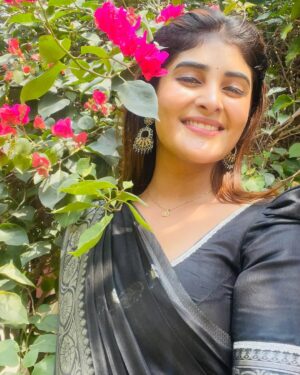 Nimeshika Radhakrishnan Instagram - 🖤🖤💫💫💎💎
.
.
.