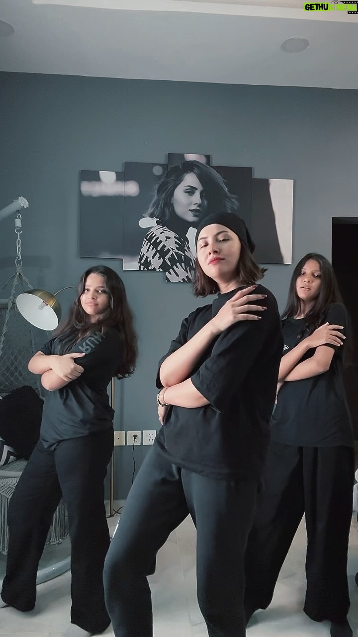 Nimra Khan - 126.7K Likes - Gang in black #apt #viralreels