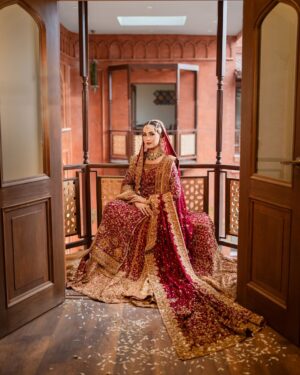 Nimra Khan Instagram - Nimra. ✨❤️

Makeup campaign for @nora_e_beauty_salon 🕊️ 
Dress by : @shakeelsbyzeeshandanish 
Jewellery by @zevargram 
Styling/Reel by @harry_events_and_pr @harry_majid_mughal 
@ayeshaijazphotography