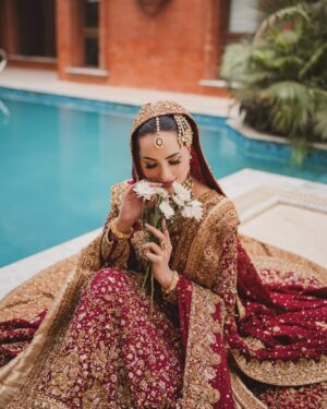 Nimra Khan Instagram - Nimra. ✨❤️

Makeup campaign for @nora_e_beauty_salon 🕊️ 
Dress by : @shakeelsbyzeeshandanish 
Jewellery by @zevargram 
Styling/Reel by @harry_events_and_pr @harry_majid_mughal 
@ayeshaijazphotography