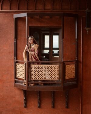 Nimra Khan Instagram - Nimra. ✨❤️

Makeup campaign for @nora_e_beauty_salon 🕊️ 
Dress by : @shakeelsbyzeeshandanish 
Jewellery by @zevargram 
Styling/Reel by @harry_events_and_pr @harry_majid_mughal 
@ayeshaijazphotography